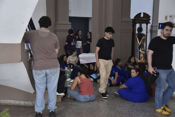 Universidad Católica: renunció decano de Medicina, tras protesta de estudiantes - Nacionales - ABC Color