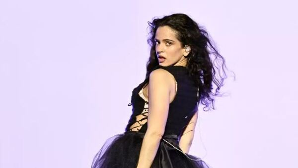 Rosalía suspende concierto en pleno show por malestar estomacal