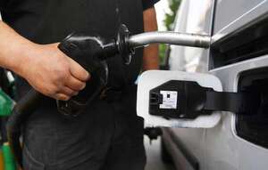 Gobierno argentino adecua norma de calidad para contener el precio del combustible - Mundo - ABC Color