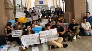 Renuncia decano de Medicina UCA, tras protesta estudiantil