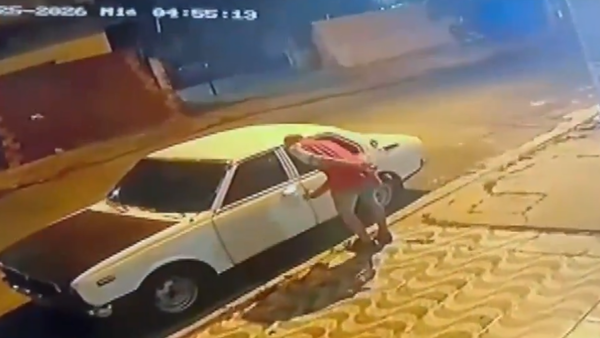 Detienen a ladrones que pretendían reducir vehículo antiguo en Lambaré