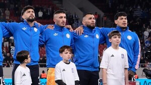 Así Gastón Olveira entonó el Himno Nacional en Atenas