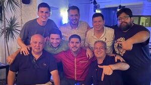 Nenecho se coló en una foto, ¿por figureti?, y desató un escándalo político