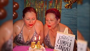 Gemelas celebran juntas y adelantan sus 54 años con una sesión de fotos