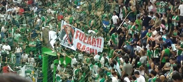 Escrachan a “Bachi” Núñez en el partido de su club que mandó televisar - Política - ABC Color