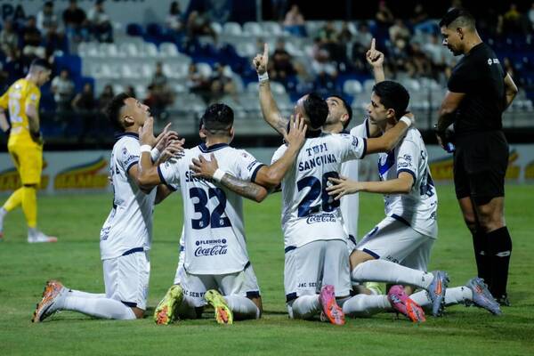 Apuntando arriba, "Ame" le bajó al "Guma"