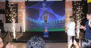 La Nación / Mastercard trae trofeo de UEFA Champions League