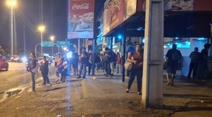 Pasajeros afectados por paro del transporte público