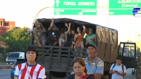 Pasajeros sufren falta de buses este sábado: "Así tiene que tenernos el presidente, como animales"