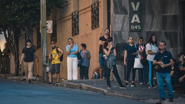 Crisis del transporte público se recrudece: No sacarían buses hasta primera hora del lunes