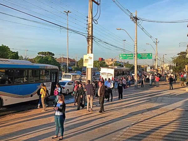 Ciudadanía sufre falta de transporte