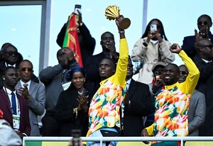 Pese a sanción, Senegal presenta en París el trofeo de la Copa África