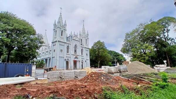 Catedral de San Lorenzo y plaza Cerro Corá, en mal estado a un día del Domingo de Ramos - Nacionales - ABC Color