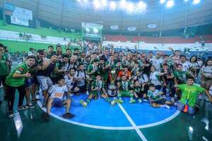 Madera de campeón: Caaguazú brindó en casa con el cetro nacional del fútbol de salón - Polideportivo - ABC Color