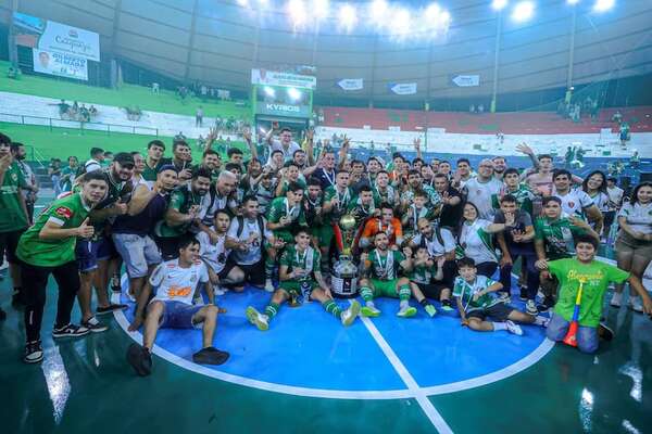 Madera de campeón: Caaguazú brindó en casa con el cetro nacional del fútbol de salón - Polideportivo - ABC Color