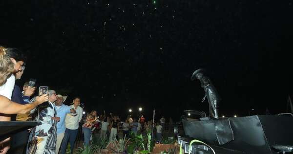 La Nación / Mucha emoción en torno a estatua de Pedro Canoero