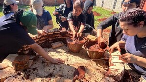 Alumnos construyen un tatakua para el chipa apo como proyecto escolar