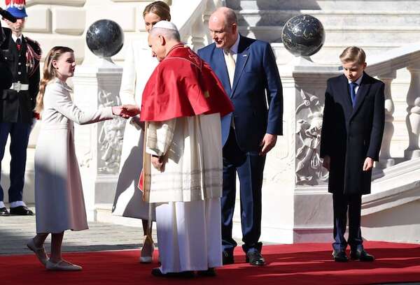 Los príncipes Gabriella y Jacques, pequeños protagonistas de la visita de León XIV a Mónaco - Gente - ABC Color