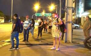 Paro de buses: Gobierno insta a flexibilizar horarios laborales este lunes - Nacionales - ABC Color