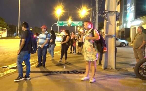 Paro de buses: Gobierno insta a flexibilizar horarios laborales este lunes - Nacionales - ABC Color