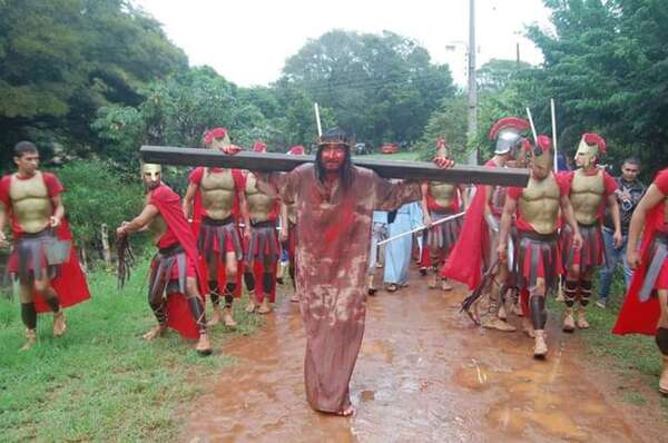 Atyrá: preparativos finales para la versión 17 del Vía Crucis teatral en Zanja Jhu - ABC Revista - ABC Color