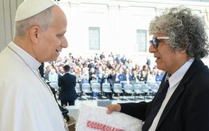 Popular / Joseph le hizo un regalo de ao po'i al Papa