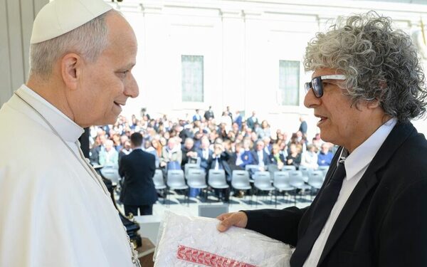 Popular / Joseph le hizo un regalo de ao po'i al Papa