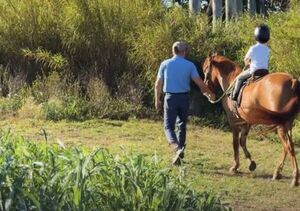 Popular / ¡Ternura total! Nadia Ferreira mostró cómo pa su peque está aprendiendo a montar a caballo