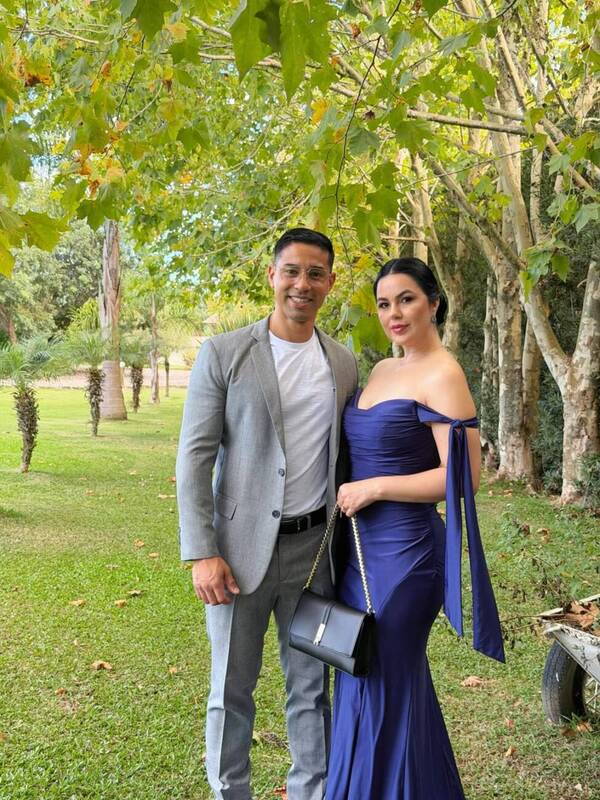 Locutor con su doña fueron a una boda y purearon elegancia