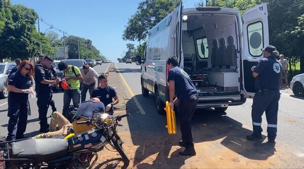Aparatoso accidente en ex Acceso Sur deja a un joven motociclista en estado delicado - Policiales - ABC Color