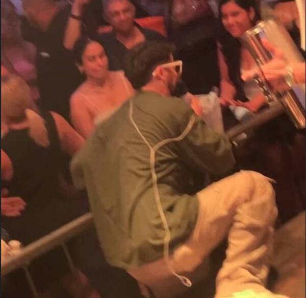 [VIDEO] Se le terminó la tarima a cantante y ¡chiple! se fue al suelo