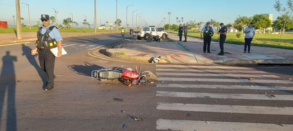Violento choque entre auto y motocicleta deja un herido grave en Encarnación