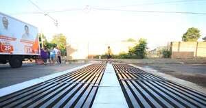 Diario HOY | Camilo Pérez y Richard Reichardt reparan sumidero del barrio San Jorge