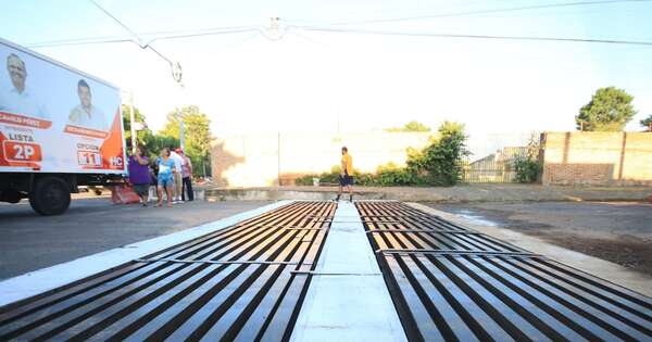 Diario HOY | Camilo Pérez y Richard Reichardt reparan sumidero del barrio San Jorge