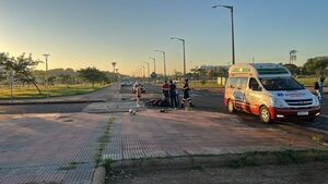 VIOLENTO CHOQUE ENTRE AUTO Y MOTOCICLETA DEJA UN HERIDO GRAVE EN ENCARNACIÓN
