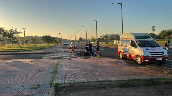 VIOLENTO CHOQUE ENTRE AUTO Y MOTOCICLETA DEJA UN HERIDO GRAVE EN ENCARNACIÓN