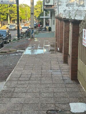 Cañería rota genera preocupación frente al Hospital Regional de Concepción - Concepción al Día