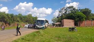 Choque entre bus y automóvil deja dos turistas alemanes heridos