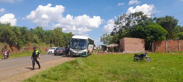 Choque entre bus y automóvil deja dos turistas alemanes heridos