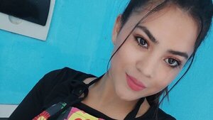 Pese a criticones, joven yuyera sale adelante con ventas en su “choza”