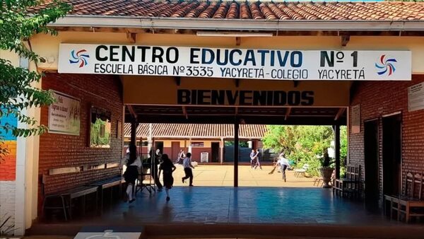 Alumno tocó un poste metálico en el patio de la escuela y recibió una descarga eléctrica
