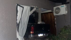 Hombre pierde el control de su vehículo que termina incrustado en su propia casa