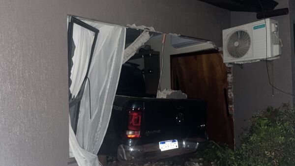 Hombre pierde el control de su vehículo que termina incrustado en su propia casa