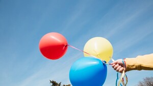 Una mujer y una niña sufrieron quemaduras tras explosión de globo de gas en evento