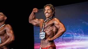 Hijo de Schwarzenegger gana competencia de fisicoculturismo