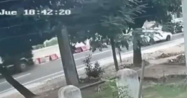 La Nación / Pedrozo: camión perdió los frenos y embistió a tres vehículos que esperaban luz verde