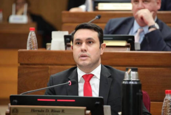 Tribunal anula juicio y sobresee al senador Hernán Rivas por presunto título falso