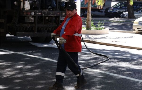 Municipalidad impulsa trabajos de recuperación vial en zonas clave de Asunción