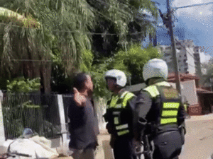 Video: PMT de Asunción bajo sumario tras romper espejo a conductor en caldeado incidente - Nacionales - ABC Color