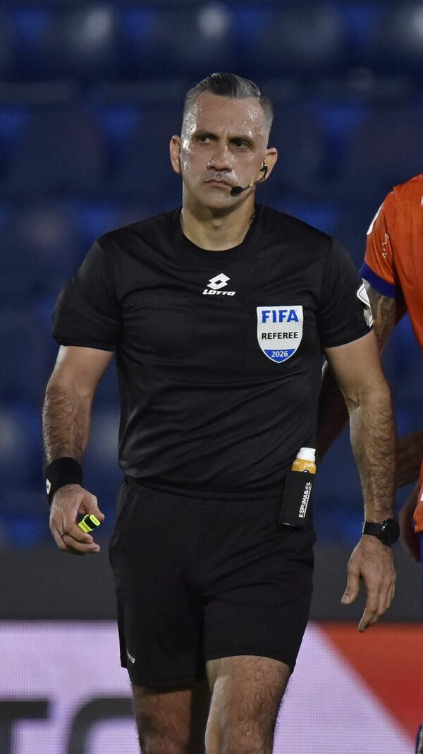 Arbitraje: Carlos Paul, parado tras polémica conducción - Fútbol - ABC Color